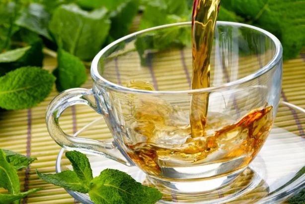 5 Chás Naturais para Aliviar a Indigestão